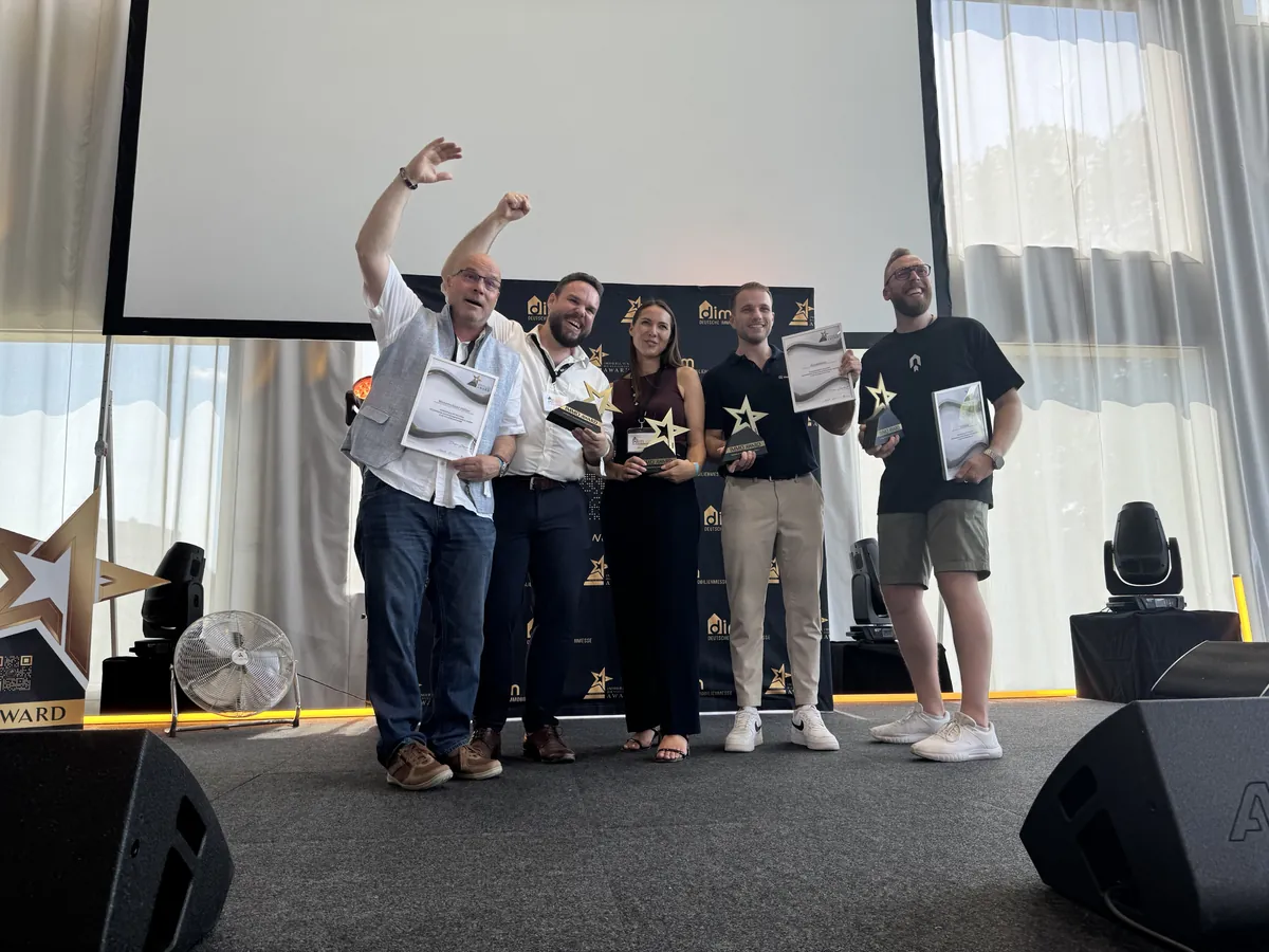 Das Team von wohnrechner.online mit dem IMMO AWARD 2026 auf der Bühne der Deutschen Immobilienmesse
