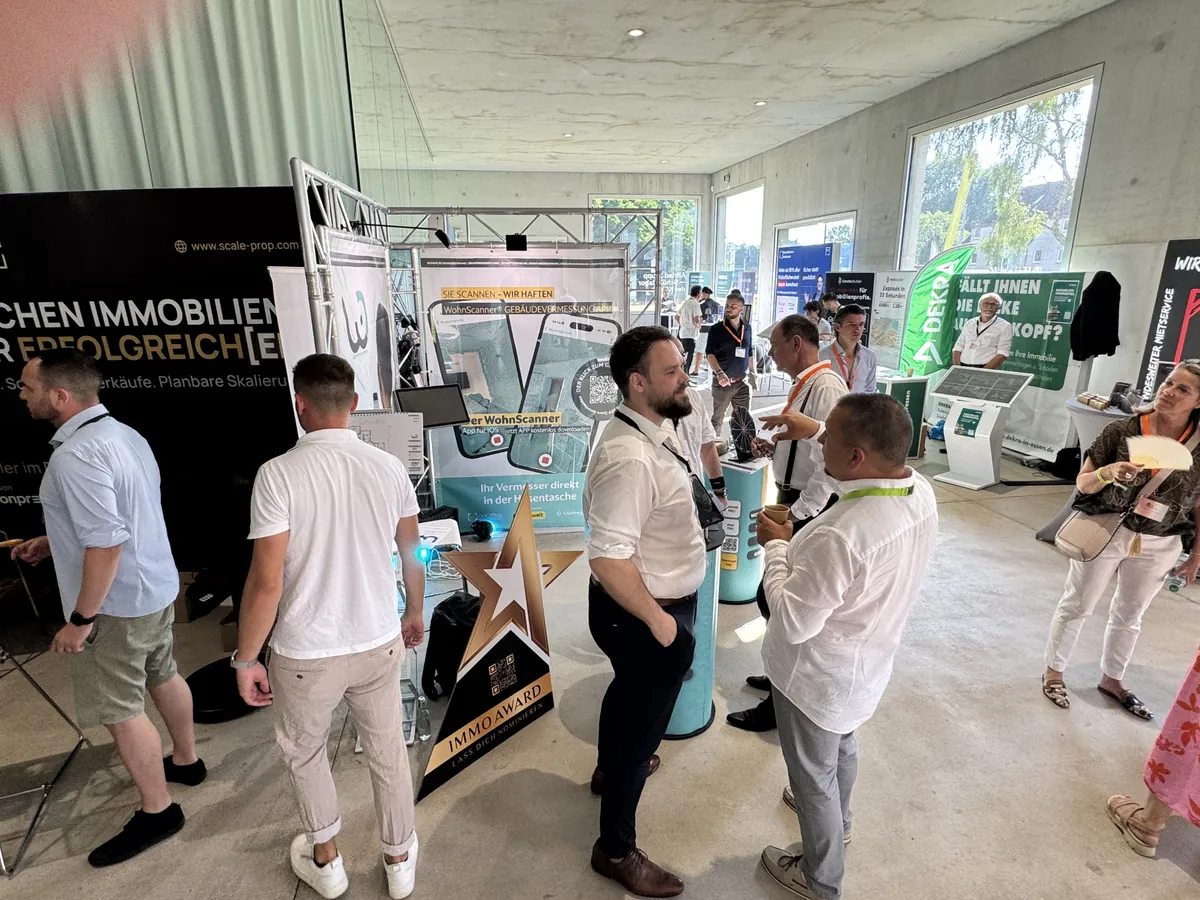 Besucherinnen und Besucher am WohnScanner-Stand auf der Business Beats 2026
